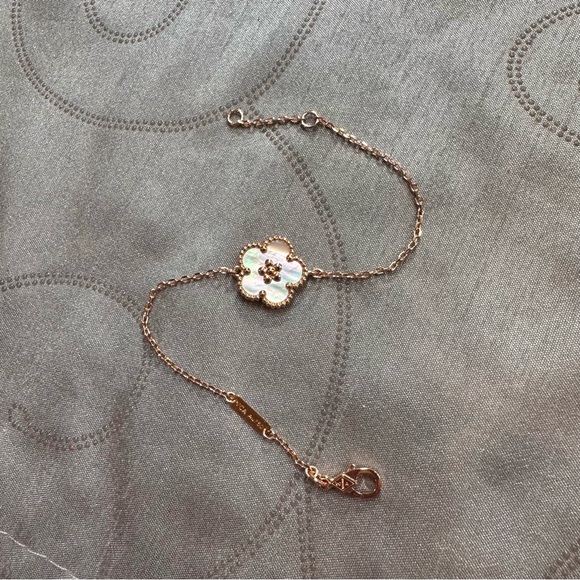 Plum blossom bracelet - Picture 2 of 3